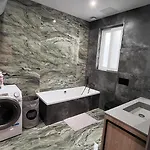 Luxury 2 Bedroom In דירה *